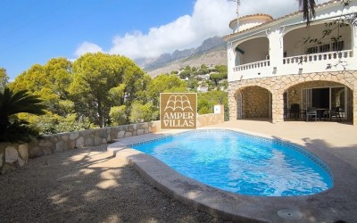 Красивая и просторная средиземноморская вилла с большими террасами.